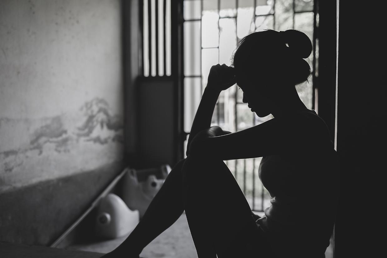«Mi ha stuprata e tenuta in cantina per 5 ore». Ma il giudice lo assolve e lo fa uscire di galera