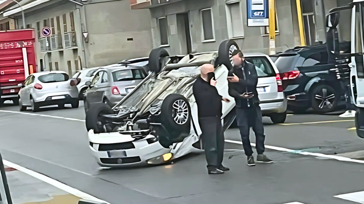 La Grande Punto si ribalta dopo il tamponamento, un automobilista ferito nell'incidente