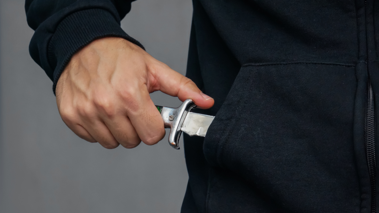 Favria, lite tra vicini: estrae un coltello sul pianerottolo, carabinieri riportano la calma