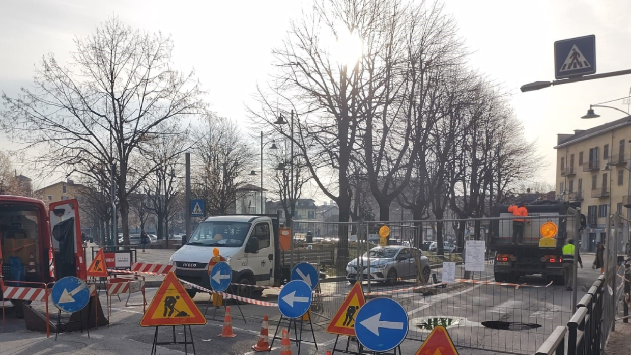 Chivasso: Cedimento Stradale in Via Torino, Traffico in Tilt
