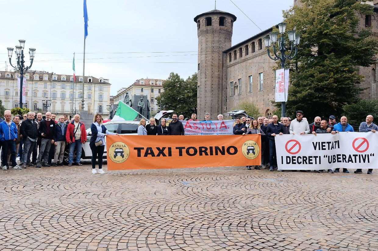 La protesta dei taxisti davanti alla prefettura