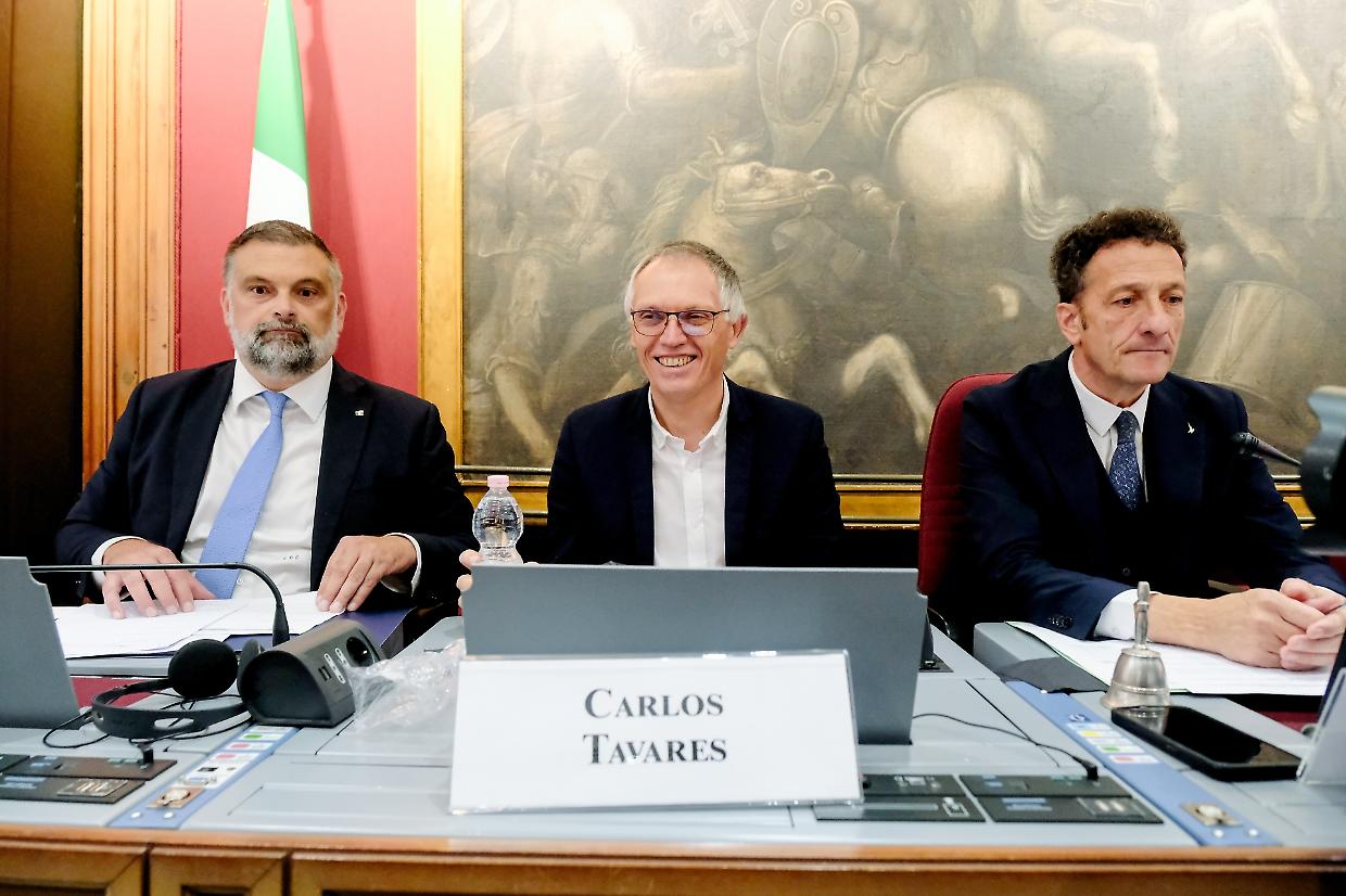 "No al ricatto di Tavares". E la politica ora chiama John Elkann