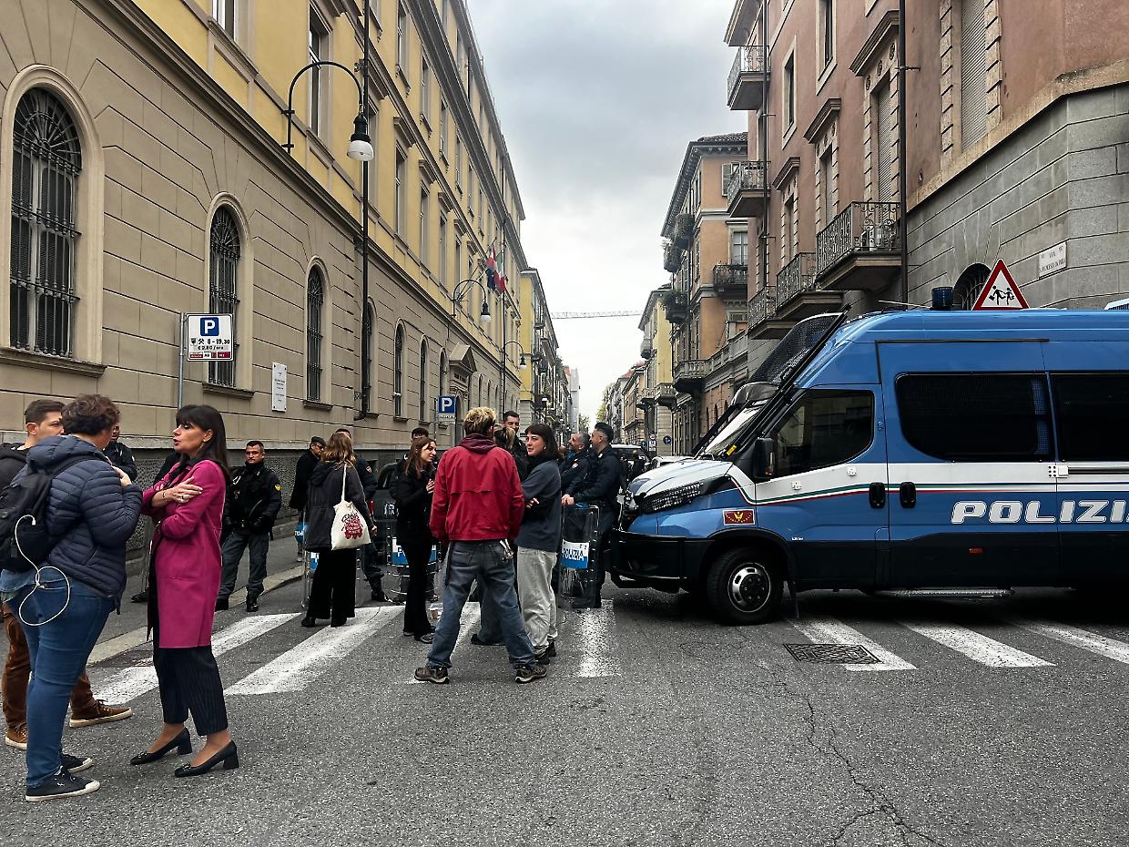 Torino, attivisti cercano di impedire il convegno dei Pro-vita