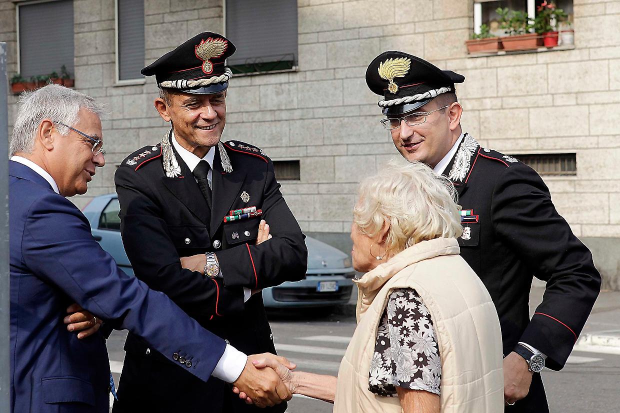 L'allora colonnello Antonio De Vita (in mezzo), con il prefetto Alberto Di Pace, a colloquio con una cittadina durante un'operazione dei carabinieri a Torino