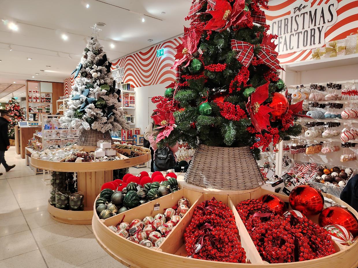 E' il 13 ottobre ma alla Rinascente è già Natale. Il "tour" tra palline, panettoni e addobbi