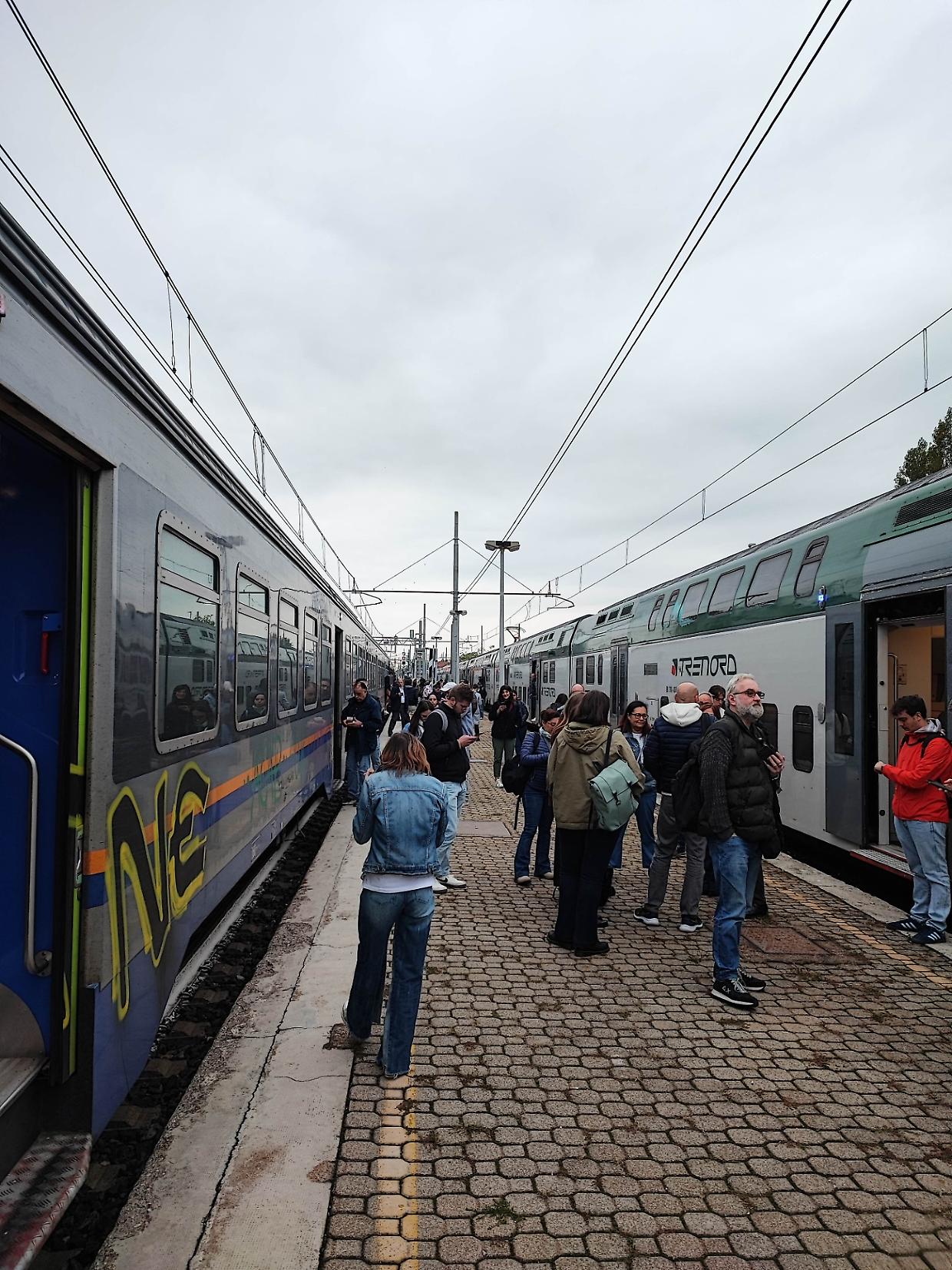 Pendolari tra Torino e Milano bloccati per ore: "Un servizio indegno"