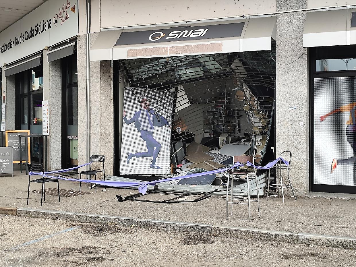 Spaccata con un’auto nel centro scommesse Snai