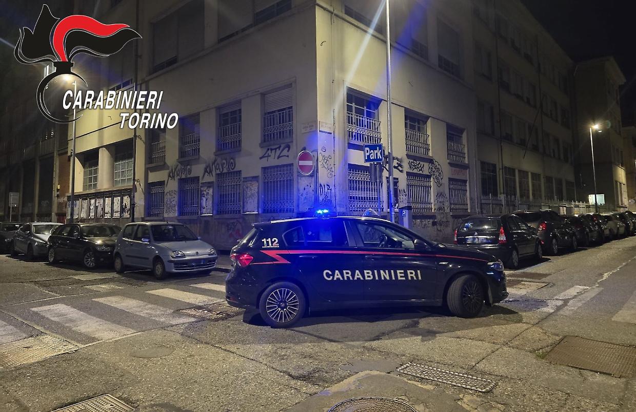 I carabinieri hanno arrestato due persone per spaccio davanti a una scuola