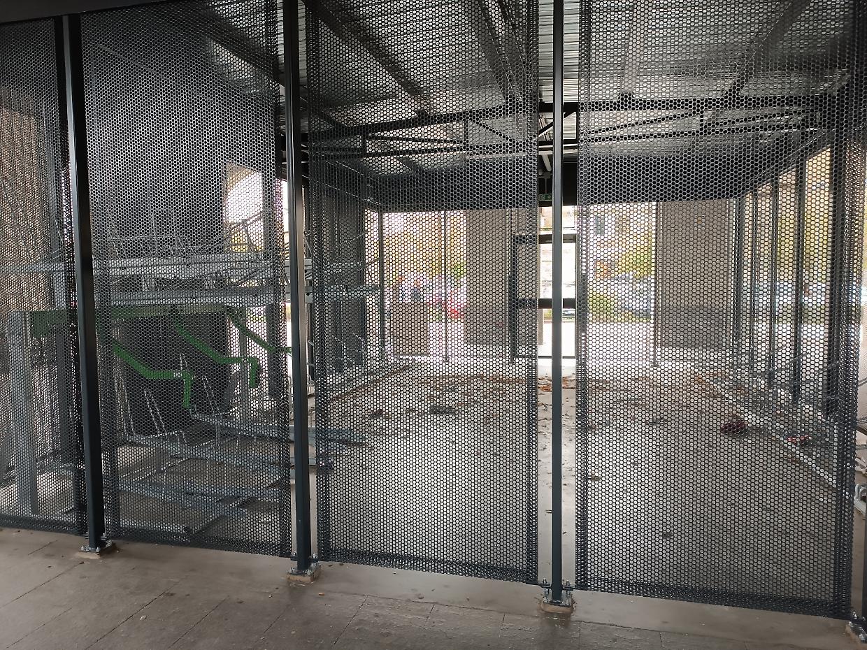 Sporcizia, degrado e abbandono nella stazione di Pinerolo