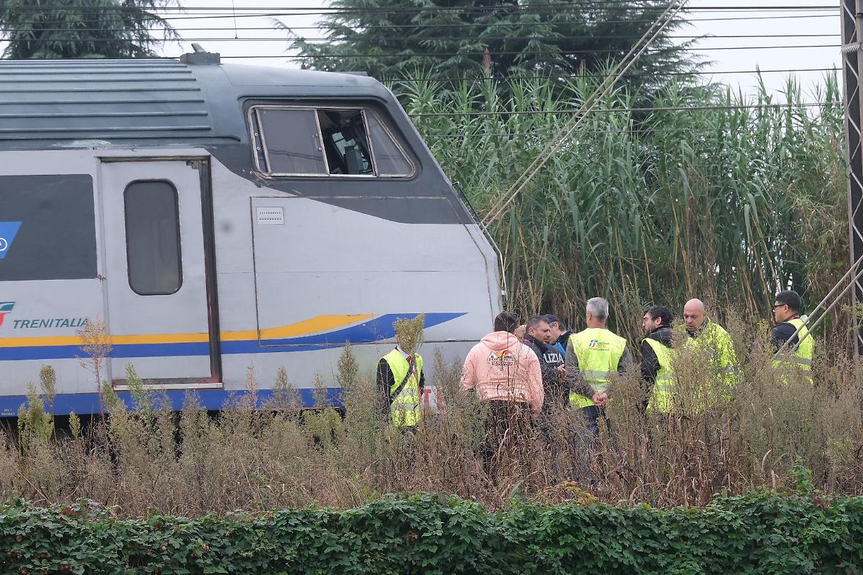 Ancora una tragedia sui binari, cade e muore sotto il treno