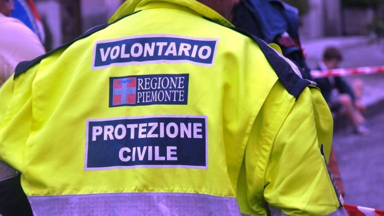 Busano: Incidente con Camion Porta Container, Due Pali della Luce Abbattuti in Via Rolando Perino