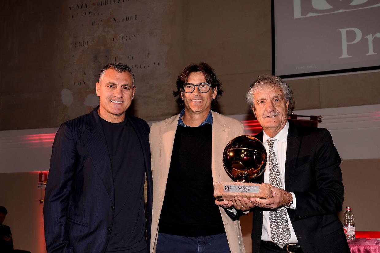 Il tecnico del Toro Paolo Vanoli tra Bobo Vieri e Claudio Sala con il "Pallone Granata"