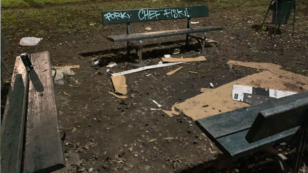 Camper, petardi e vandalismo: Piazza Sofia è sotto assedio