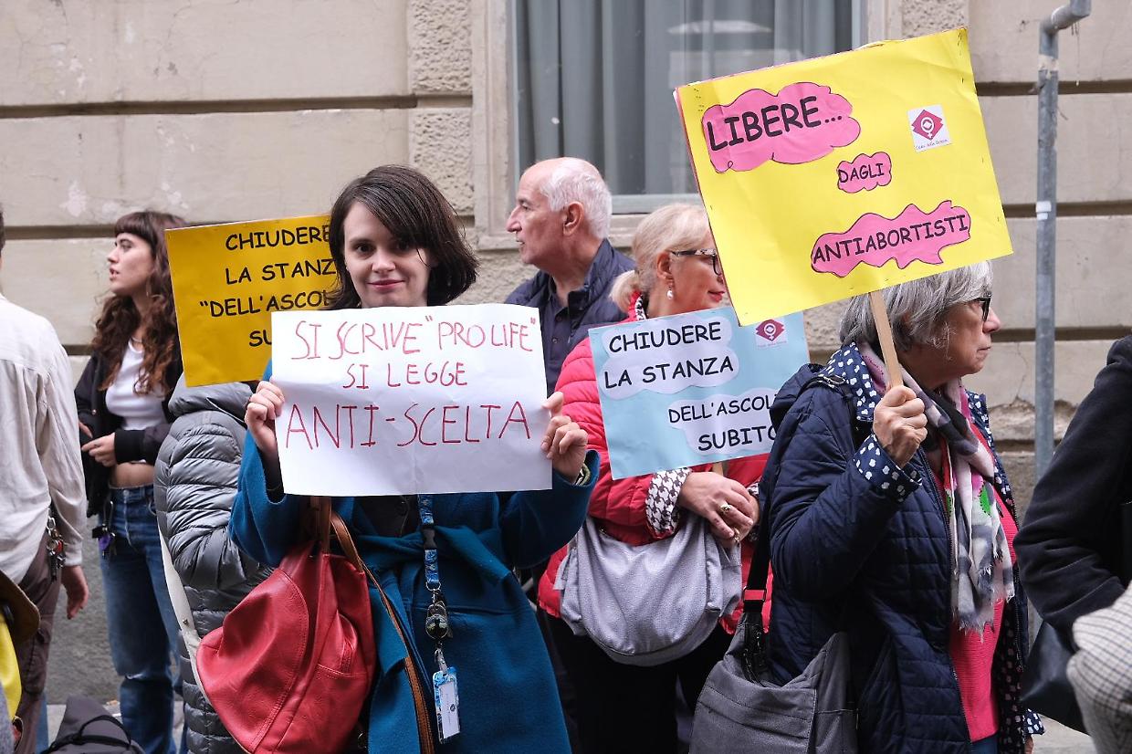 Protesta fuori da Palazzo Lascaris