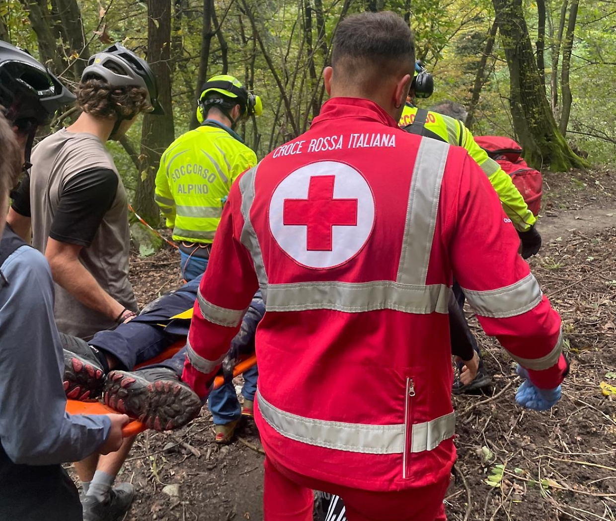 Un 70enne in mountain bike cade nel bosco e resta immobilizzato con la gamba fratturata
