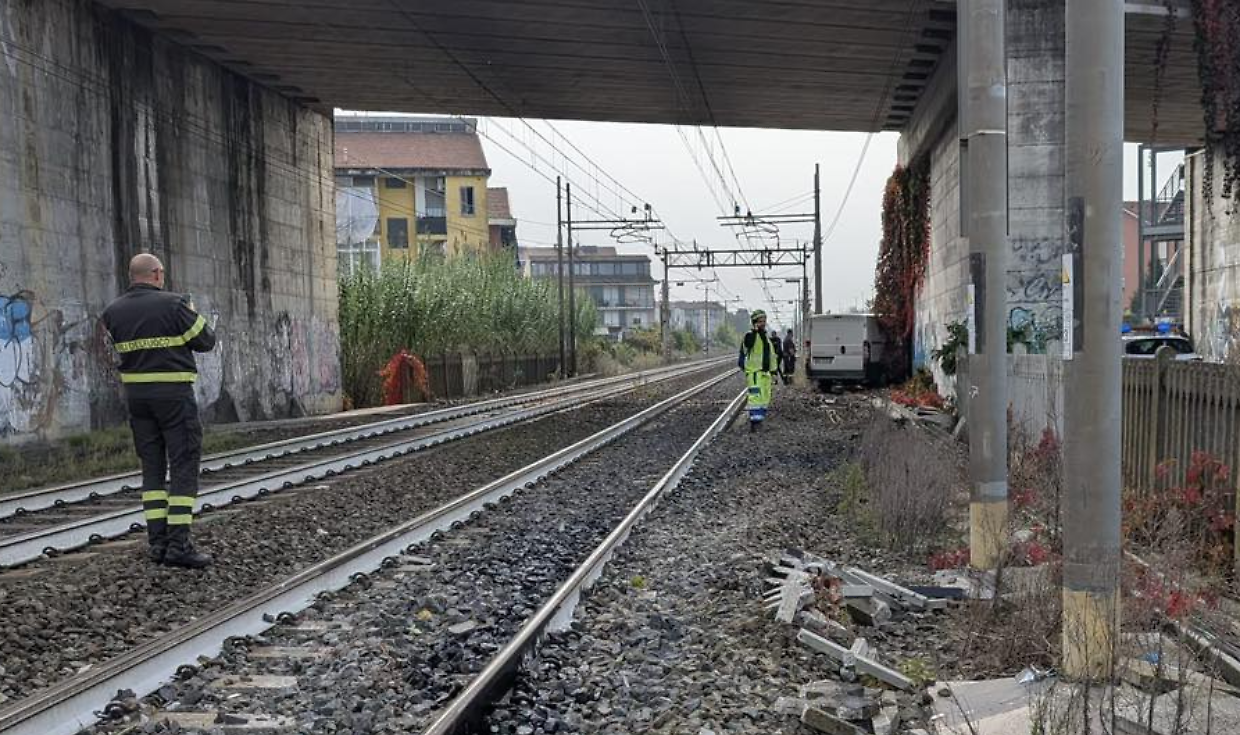 Un furgone ha sfondato le barriere ed è finito sui binari a Settimo