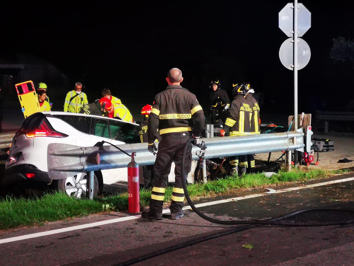 Tragedia in provincia, operaio si schianta contro un ponte e muore a 37 anni