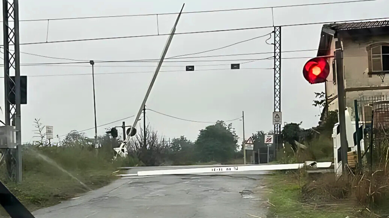 Passa mentre le sbarre si abbassano e ne abbatte una. Treni fermi, ritardi e caos sulla Canavesana