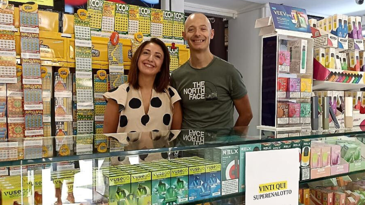 Gianluca Cannas e Francesca Raggio: nella loro tabaccheria era già stata fatta una maxi vincita al Superenalotto