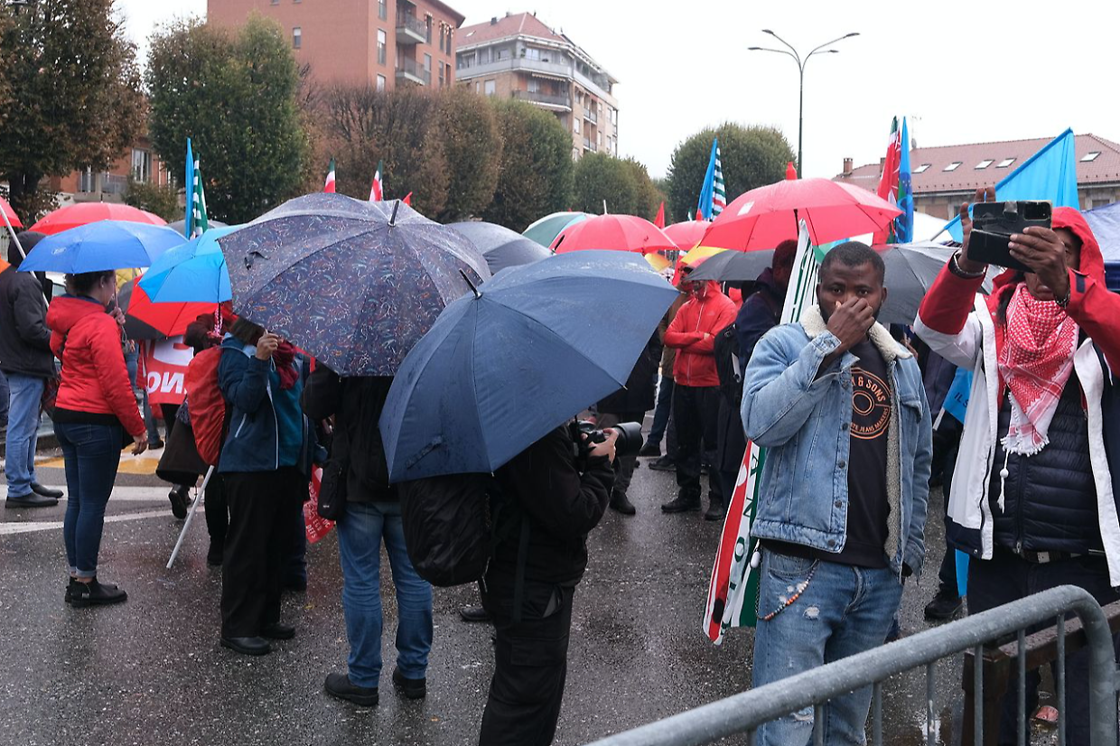 Manifestazione, sotto la pioggia, davanti all'Ufficio immigrazione di corso Verona