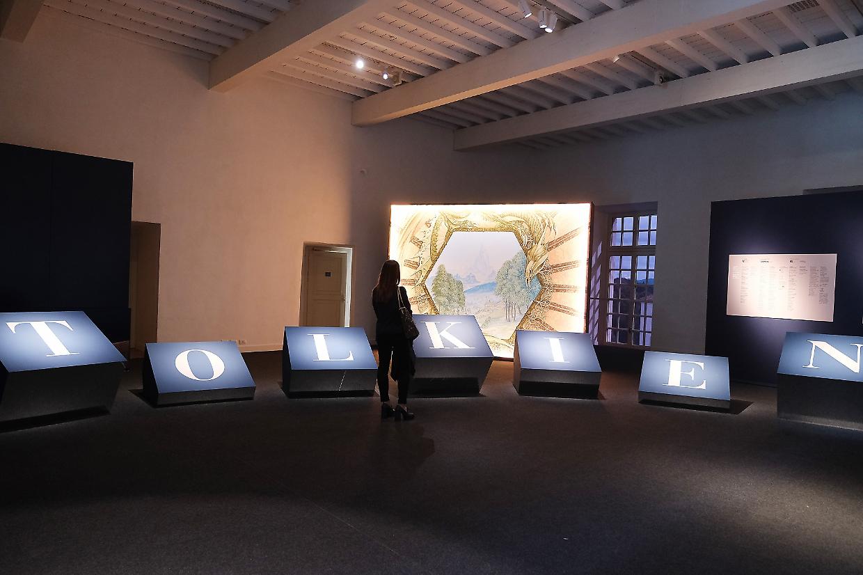 La magia di Tolkien invade la Reggia di Venaria: lettere, disegni e il costume di Galadriel 