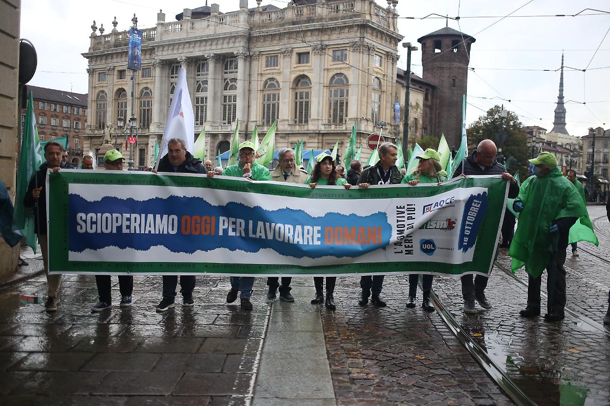 Torino, tra proteste e annunci: i lavoratori Stellantis chiedono risposte durature