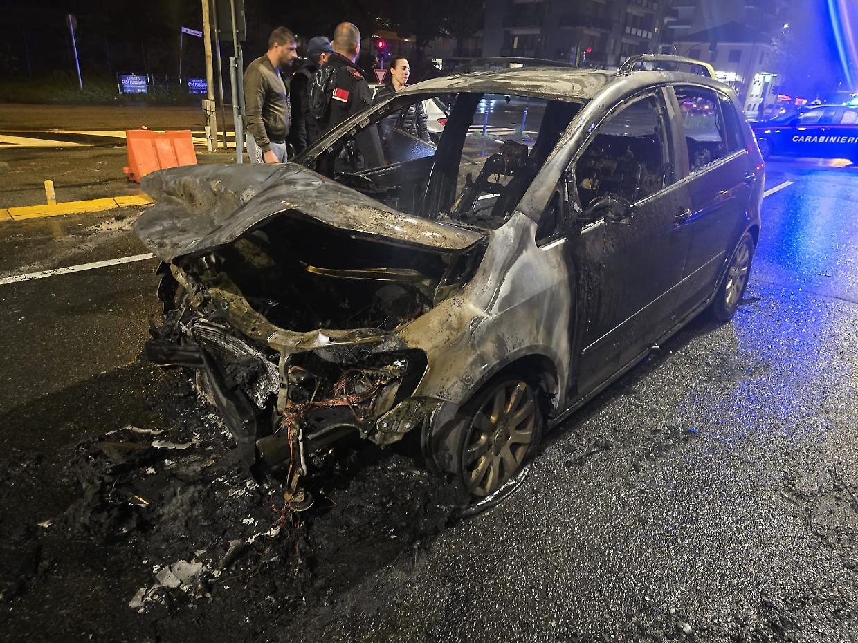 Paura in corso Francia: violento scontro tra due auto