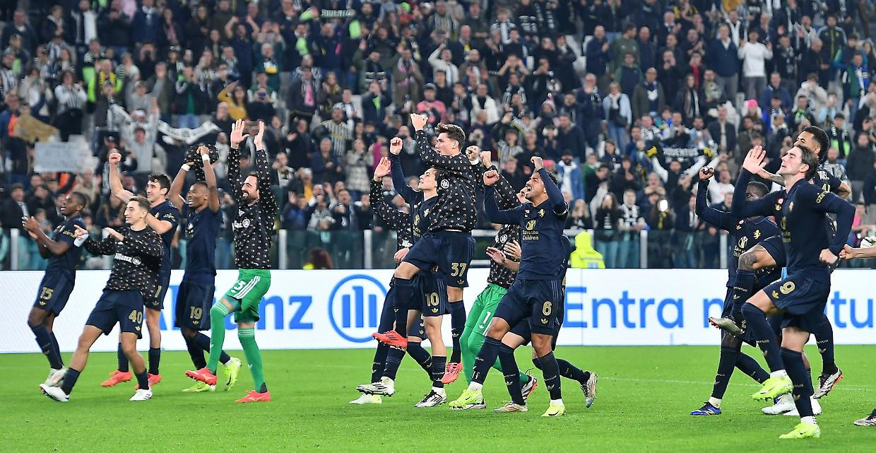 L'esultanza dei bianconeri dopo la vittoria sulla Lazio