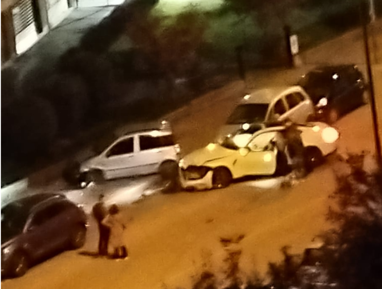 Si schianta contro un'auto parcheggiata nella notte