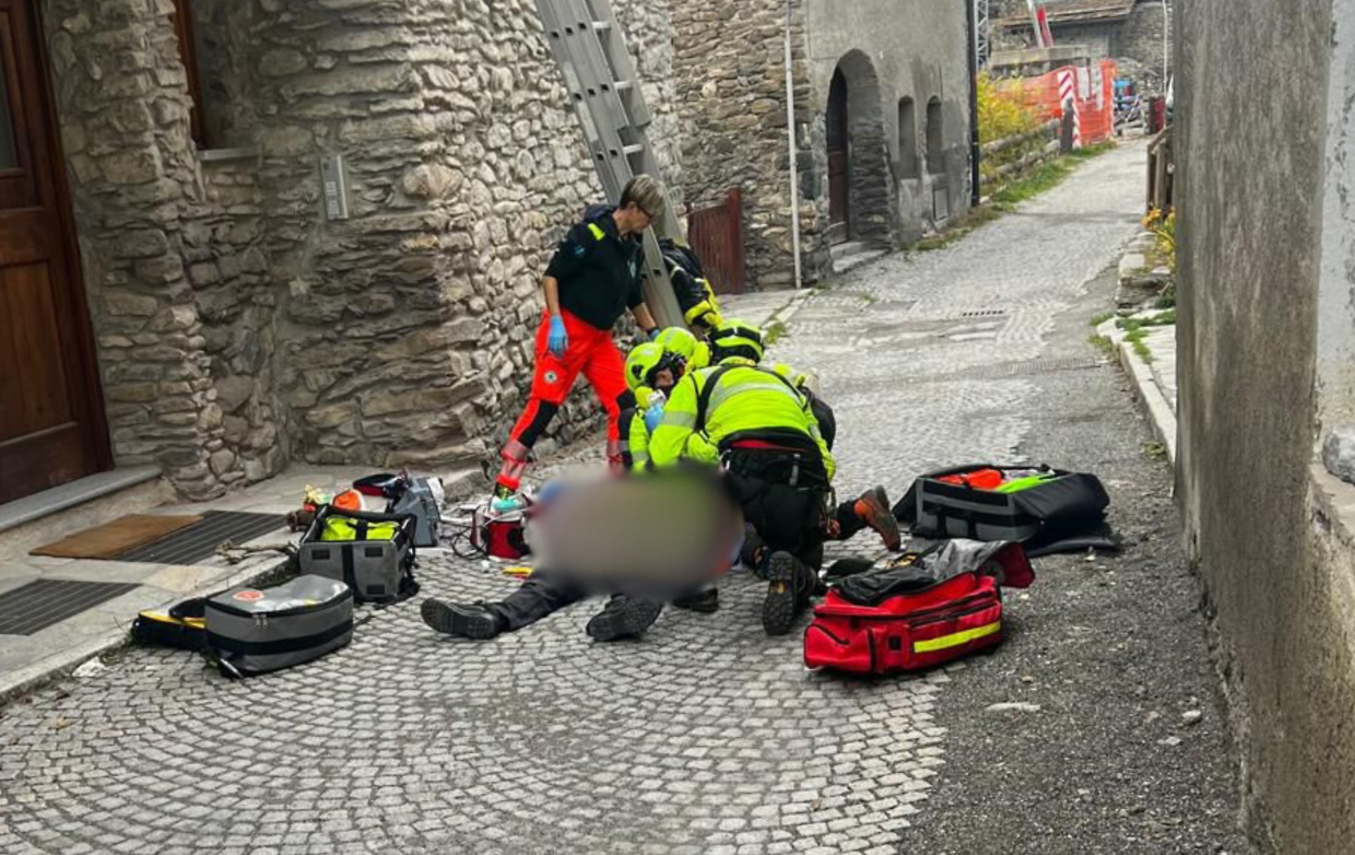 Operaio cade dal tetto e muore a 62 anni