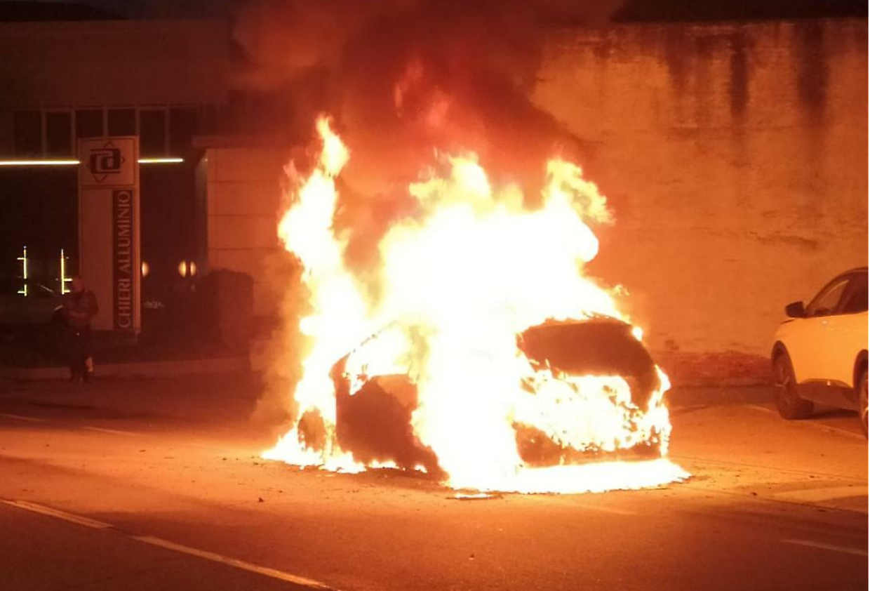 Automobile prende fuoco, paura in strada Andezeno
