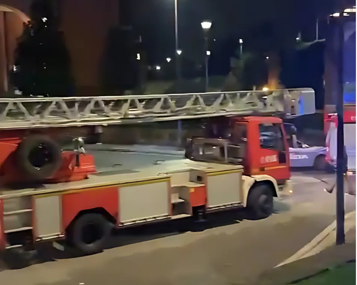 Litiga con i vicini e si barrica in casa: arrivano polizia e pompieri