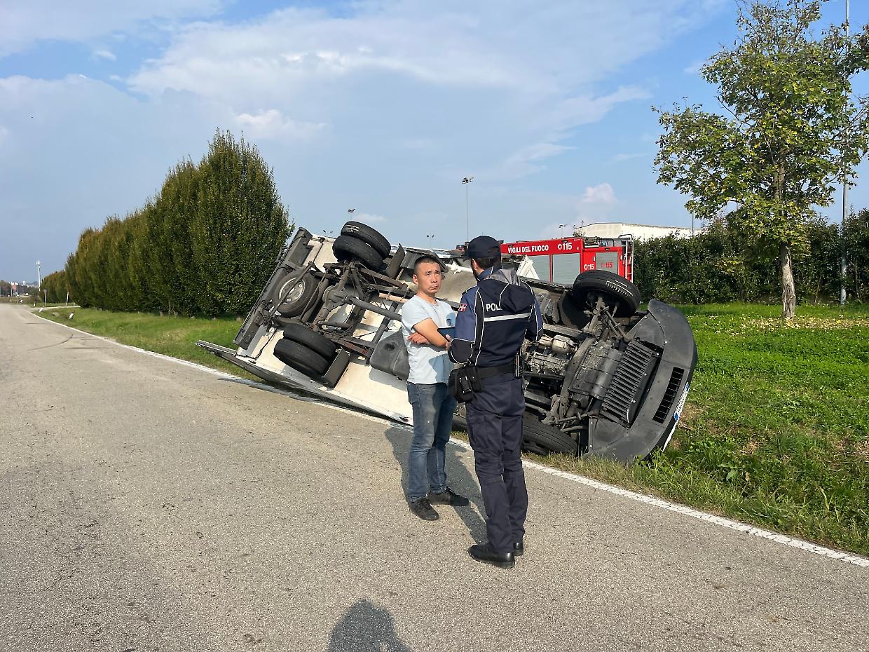Un altro incidente nella strada chiusa per la buca