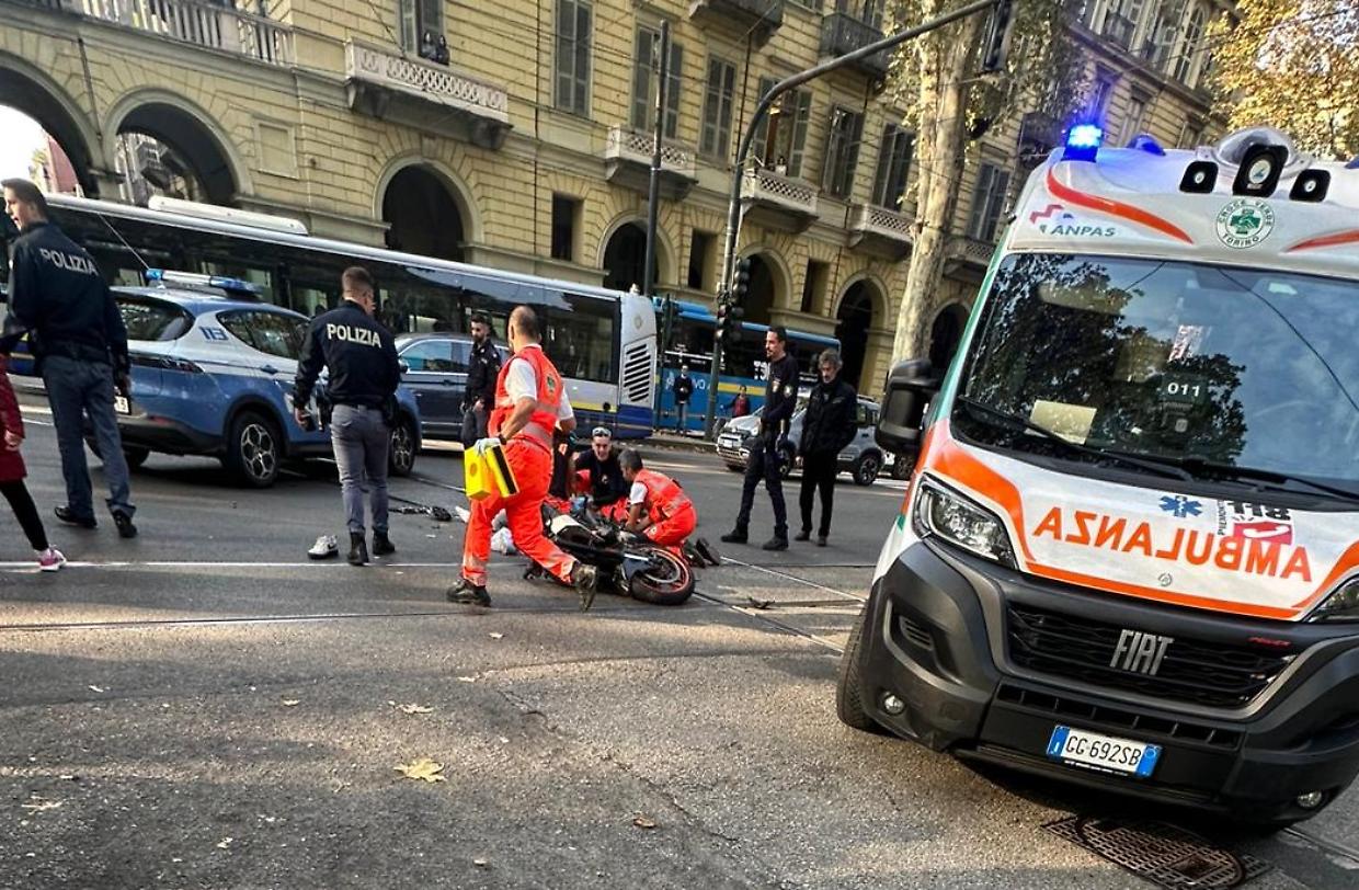 Terribile schianto in corso Vittorio, un motociclista è gravissimo al Cto