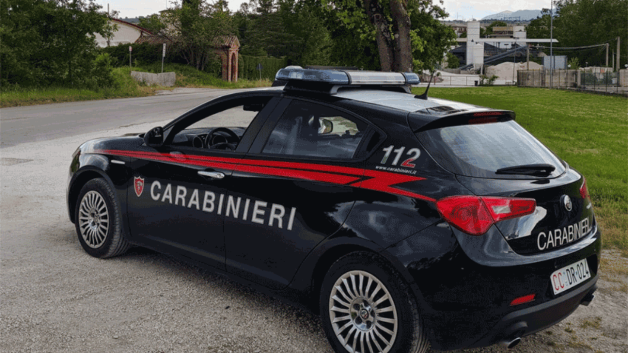Schianto frontale tra due auto a Rimini: coinvolti due carabinieri