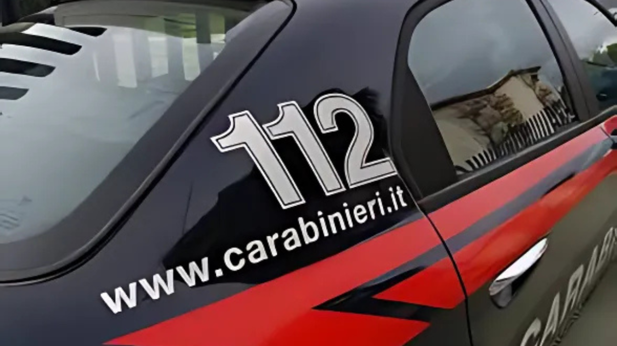 Un uomo è stato ritrovato morto all'interno della sua auto nel cortile di casa, è giallo a Candia