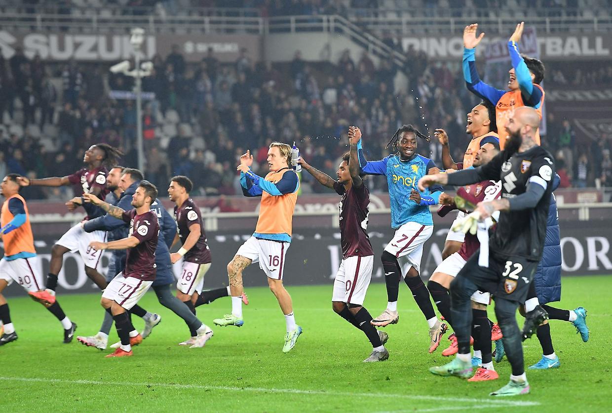 L'esultanza finale del Toro dopo la vittoria contro il Como