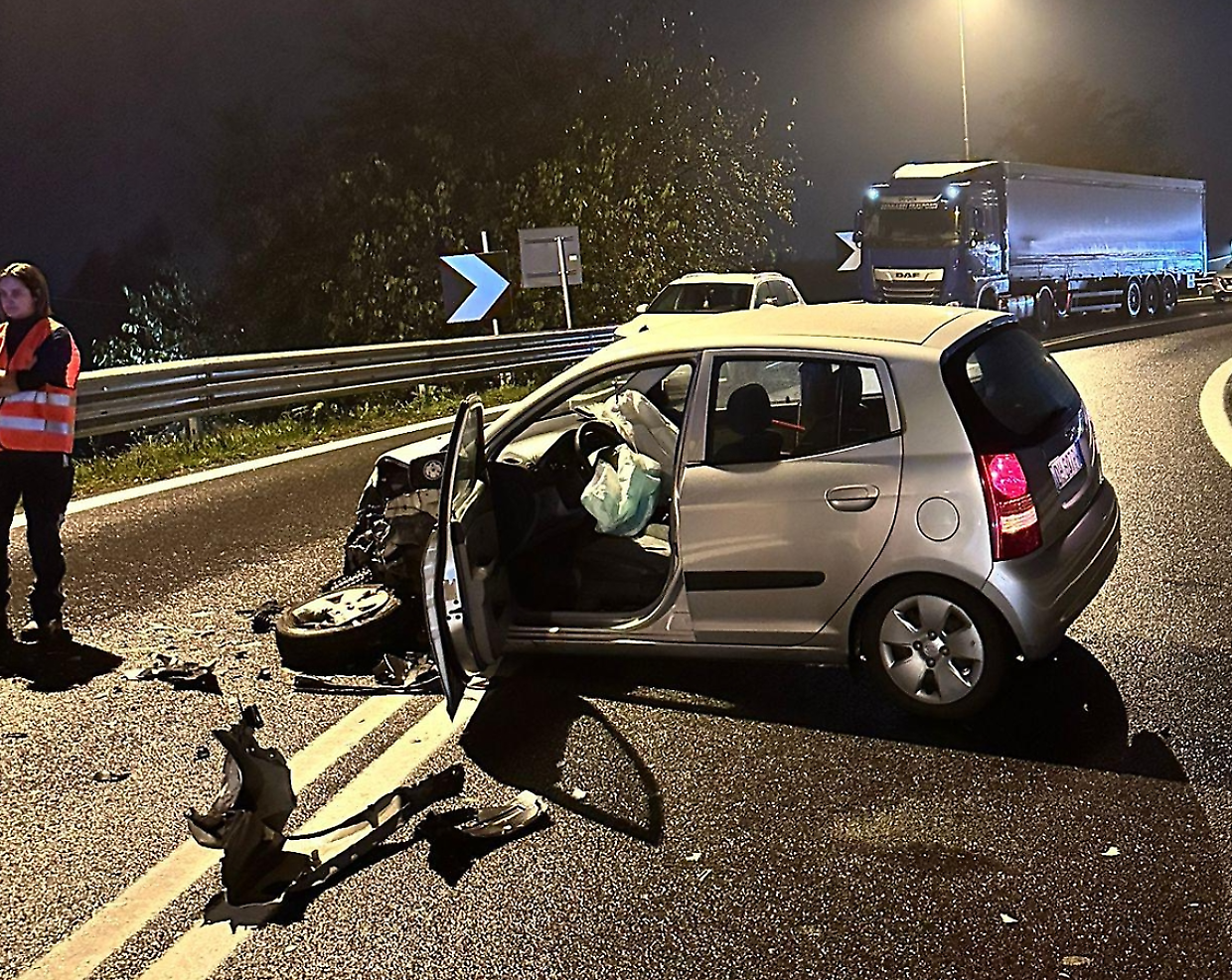 La macchina distrutta nell'incidente