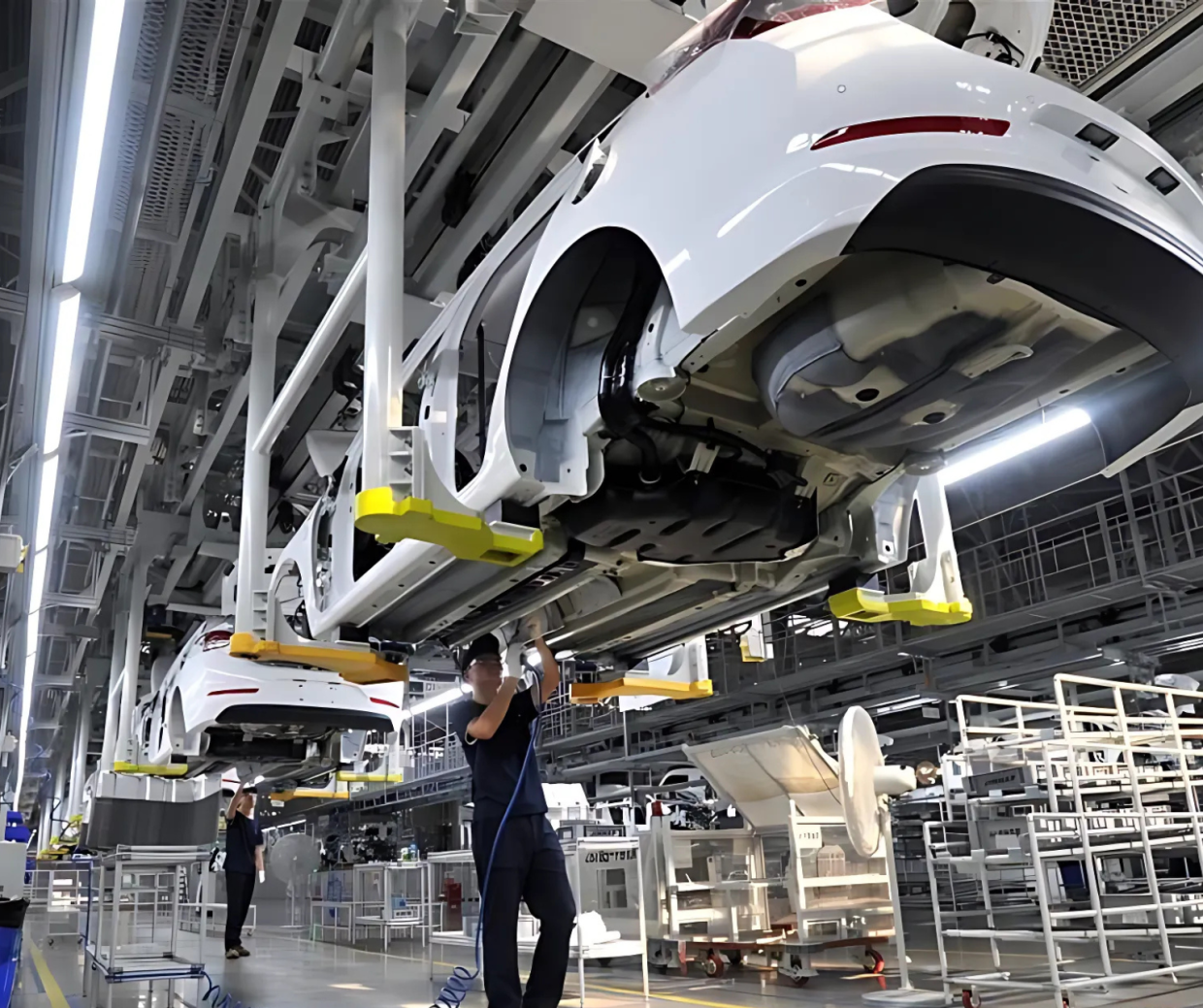 Auto, ecco lo schiaffo (o il ricatto) della Cina: niente fabbriche in Italia