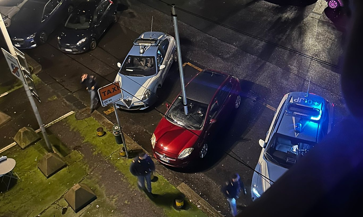 L'arrivo delle volanti in via Di Nanni pedonale dopo l'ennesima rissa