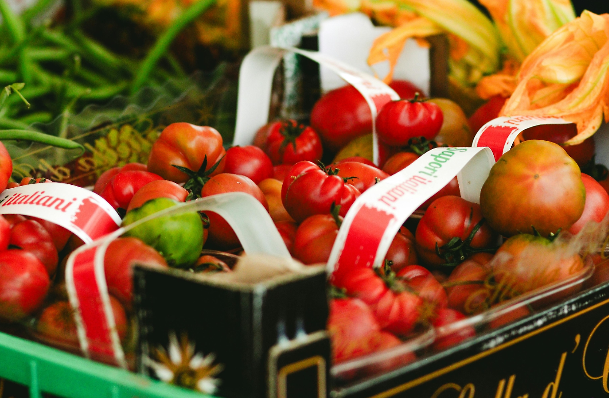 Sporcizia tra frutta e verdura. Blitz dei Nas dal fruttivendolo, chiesta la chiusura del negozio