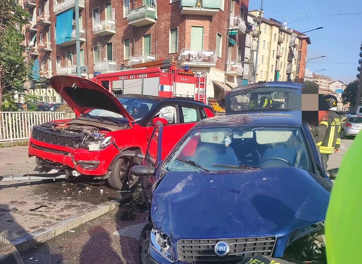 Tragedia sfiorata in Barriera di Milano, un'auto finisce sul marciapiede dopo l'incidente