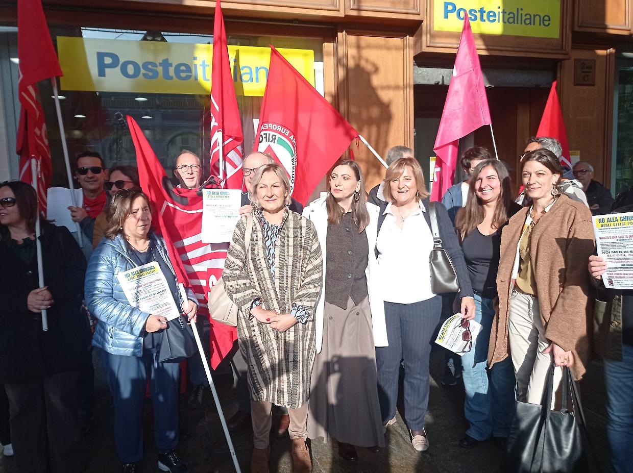 Torino in piazza per salvare le Poste: presidio contro le chiusure