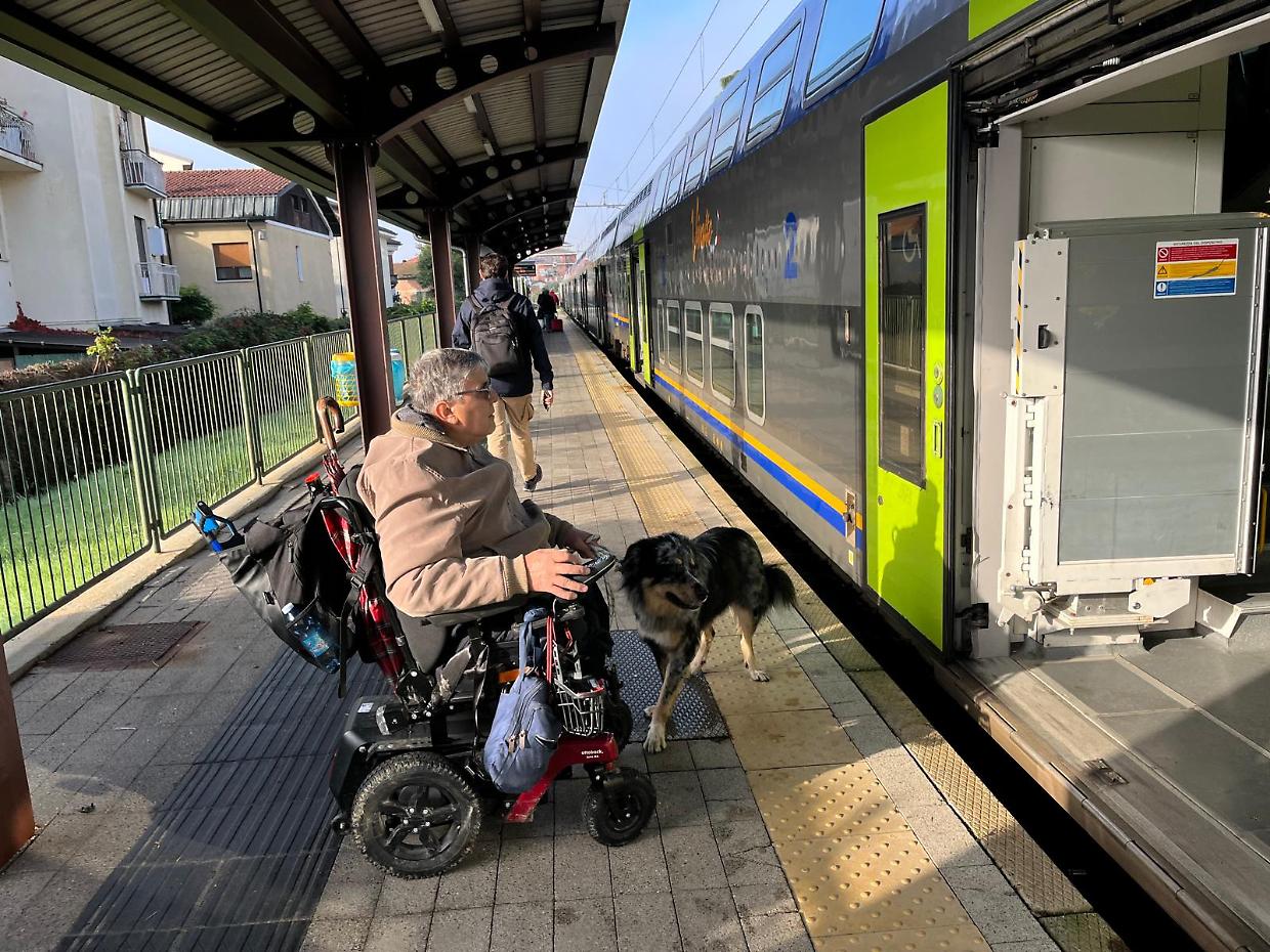 La nuova passerella non basta: «Troppe barriere per i disabili»
