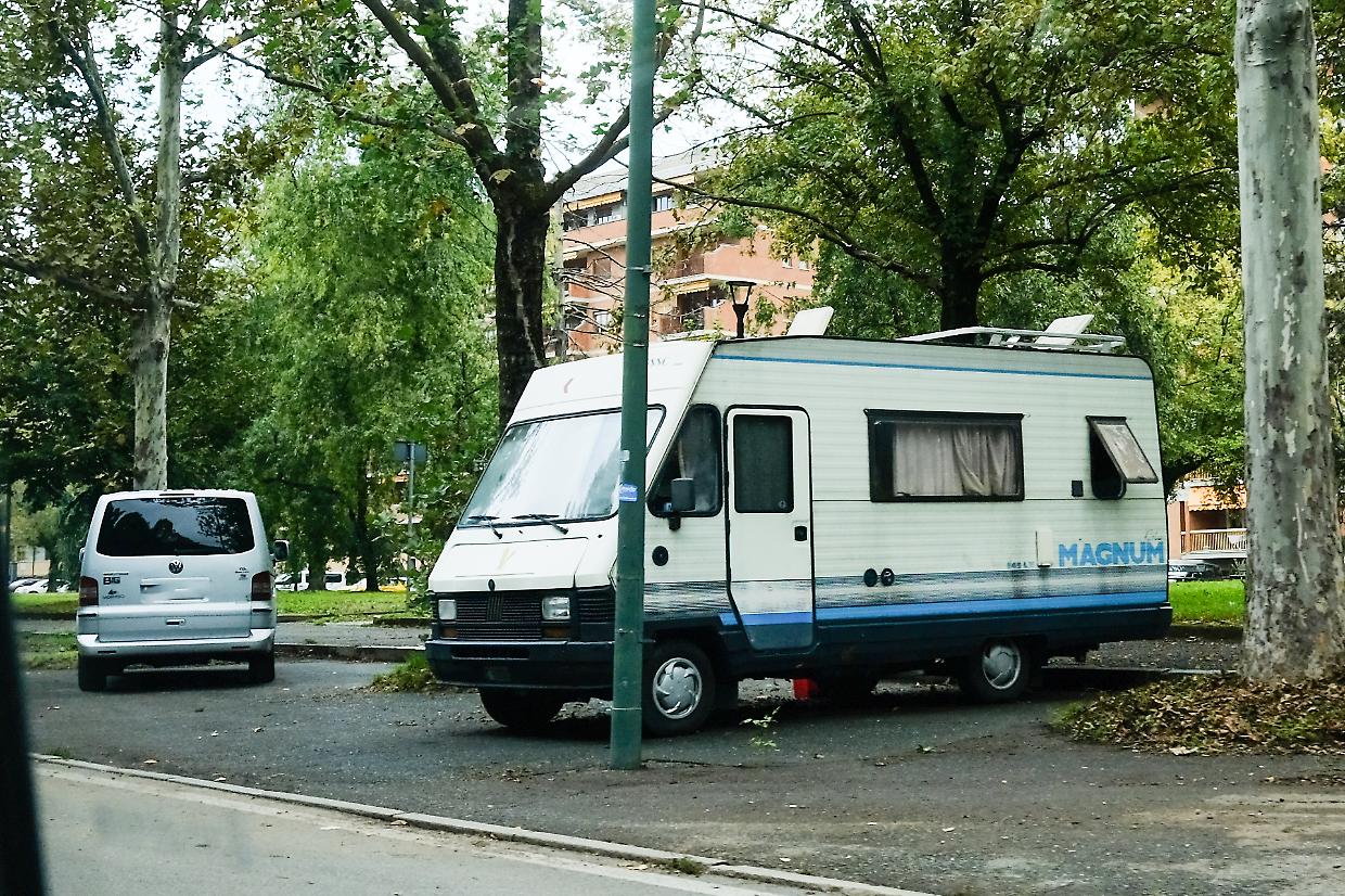 Minacce con coltello e abusivismo dilagante: «Dovete mandare via tutti i camper»
