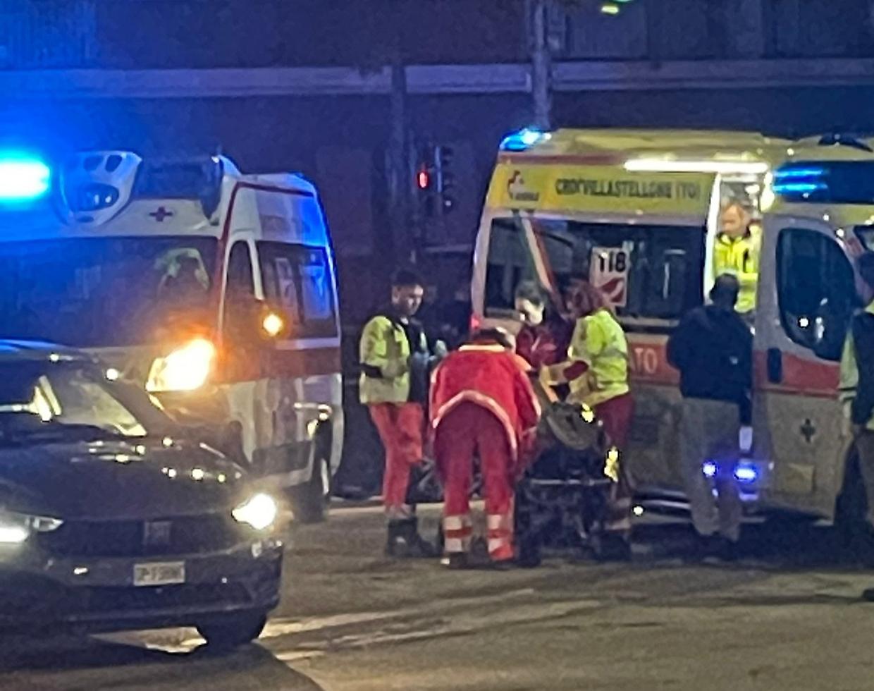 Scontro fra due auto: mamma e figlia in ospedale, traffico in tilt