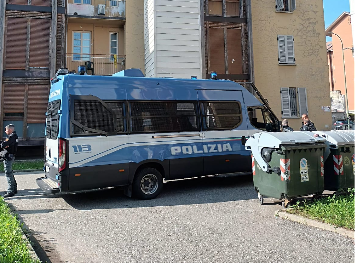 Blitz nel palazzo degli abusivi