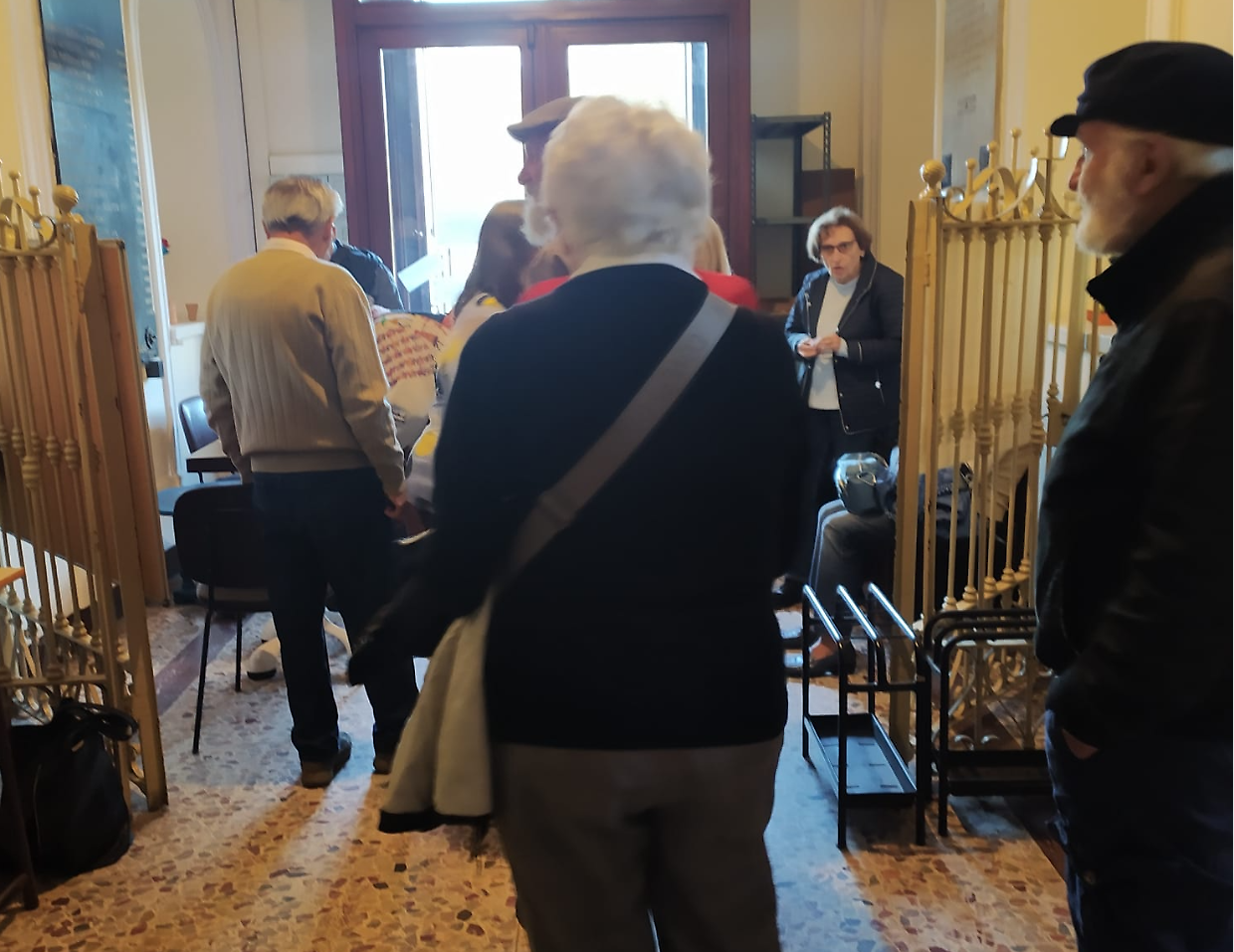 In corso Casale si raccolgono le firme contro la chiusura delle poste