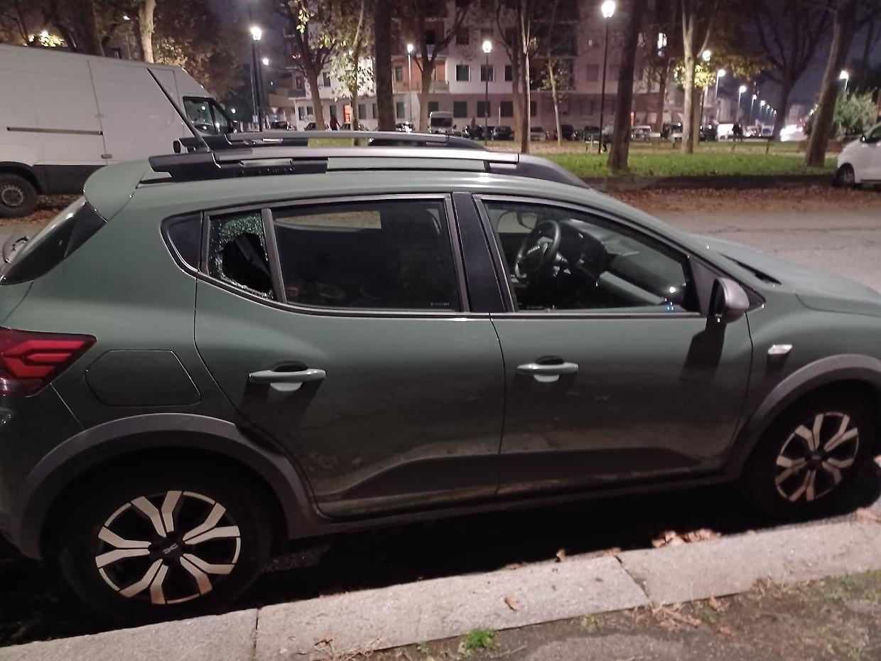 Lo "scherzetto" di Halloween dei vandali, spaccati i vetri delle auto in sosta