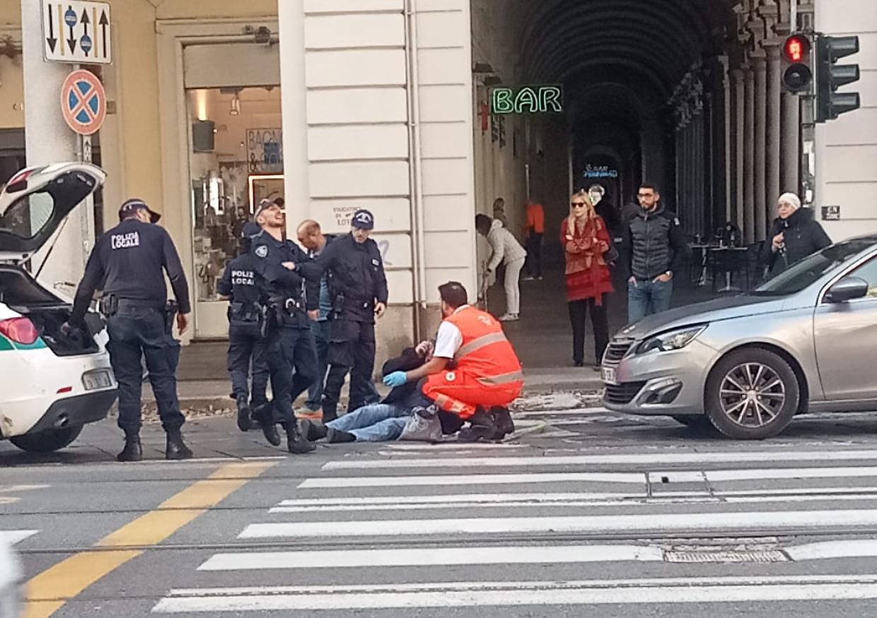 I sanitari del 118 soccorrono l'uomo. Sul posto anche la municipale